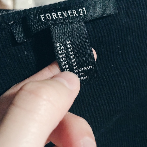 Forever 21 Black V-Neck Crop Lettuce Edge Top - Picture 3 of 4